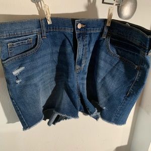 Semi fitted shorts with fringe. Lightly distressed